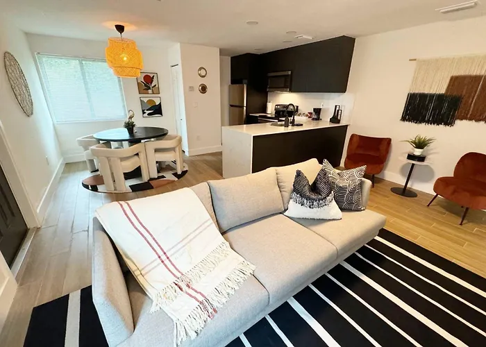 Urban Elegance: Trendy Modern Apartment In Wynwood