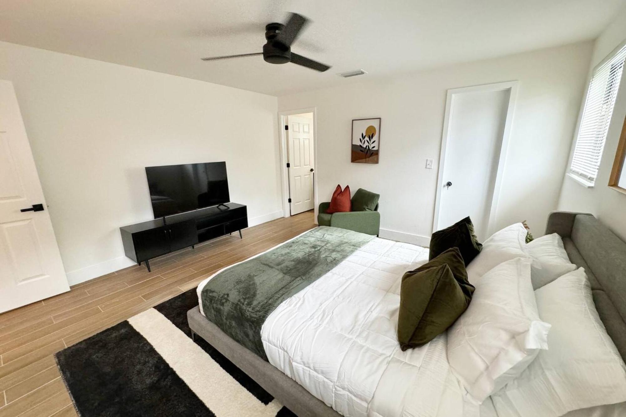 Urban Elegance: Trendy Modern In Wynwood Apartment *