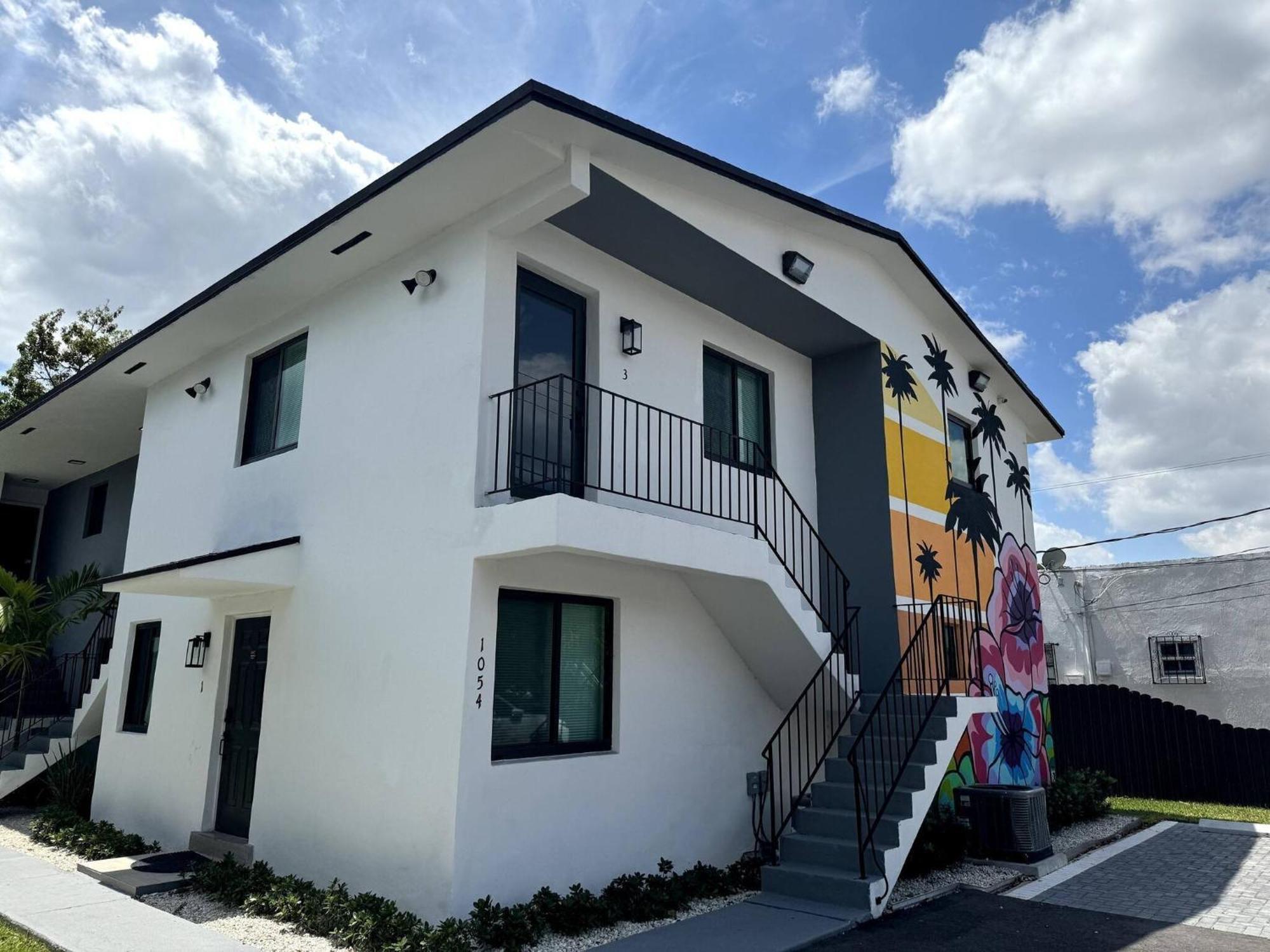 Urban Elegance: Trendy Modern In Wynwood Apartment *