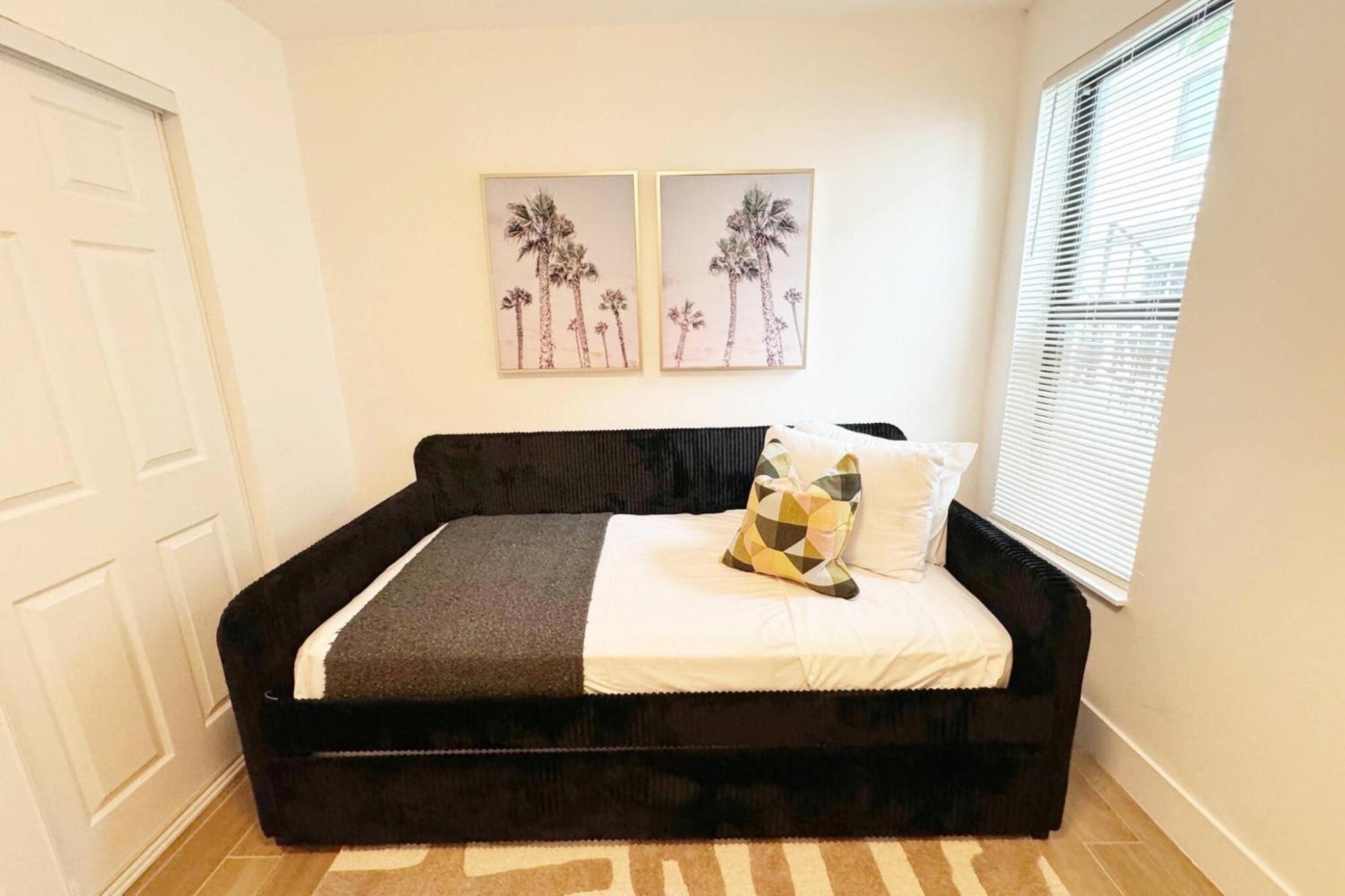Urban Elegance: Trendy Modern In Wynwood Apartment *