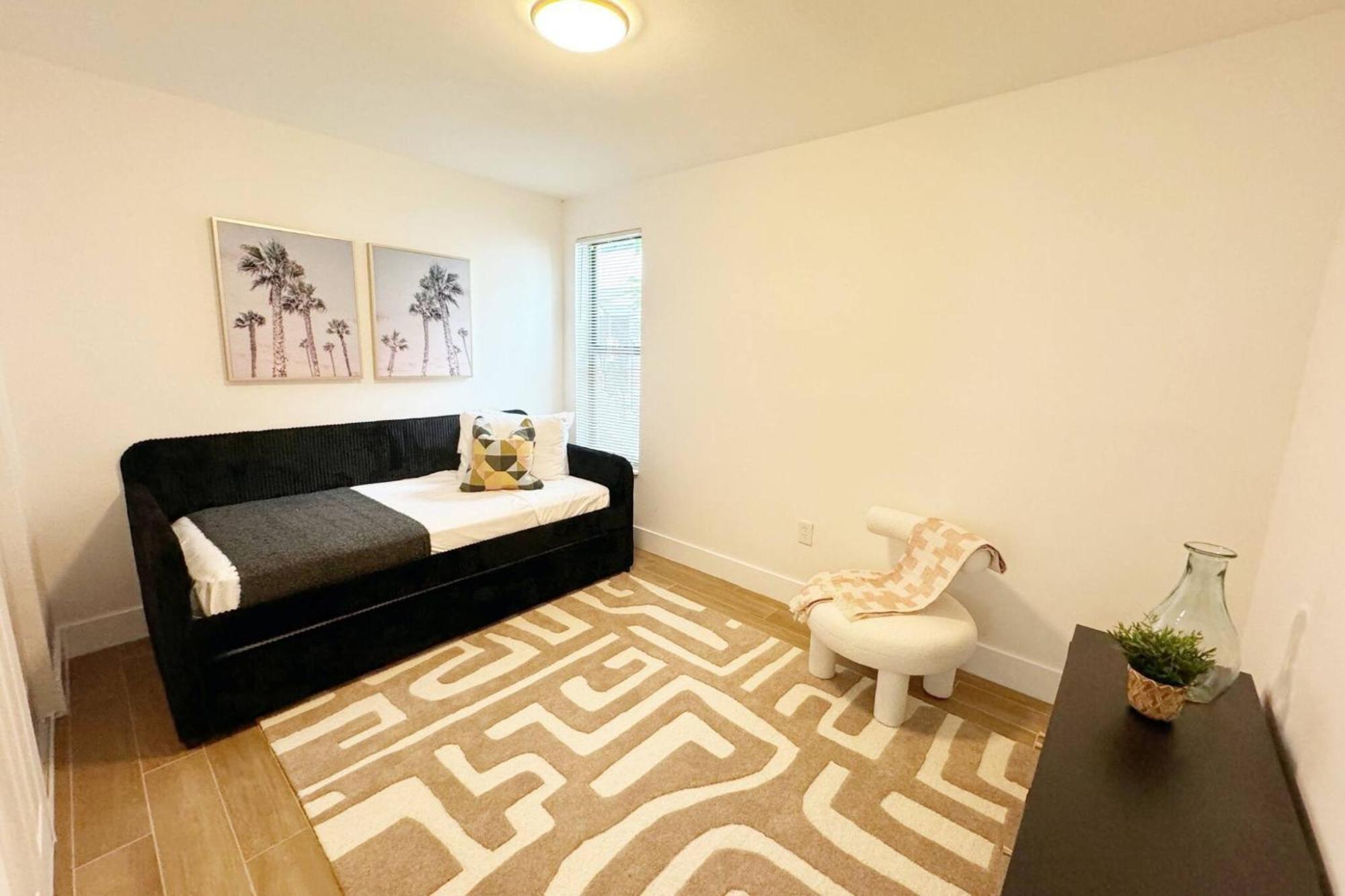 Apartment Urban Elegance: Trendy Modern In Wynwood